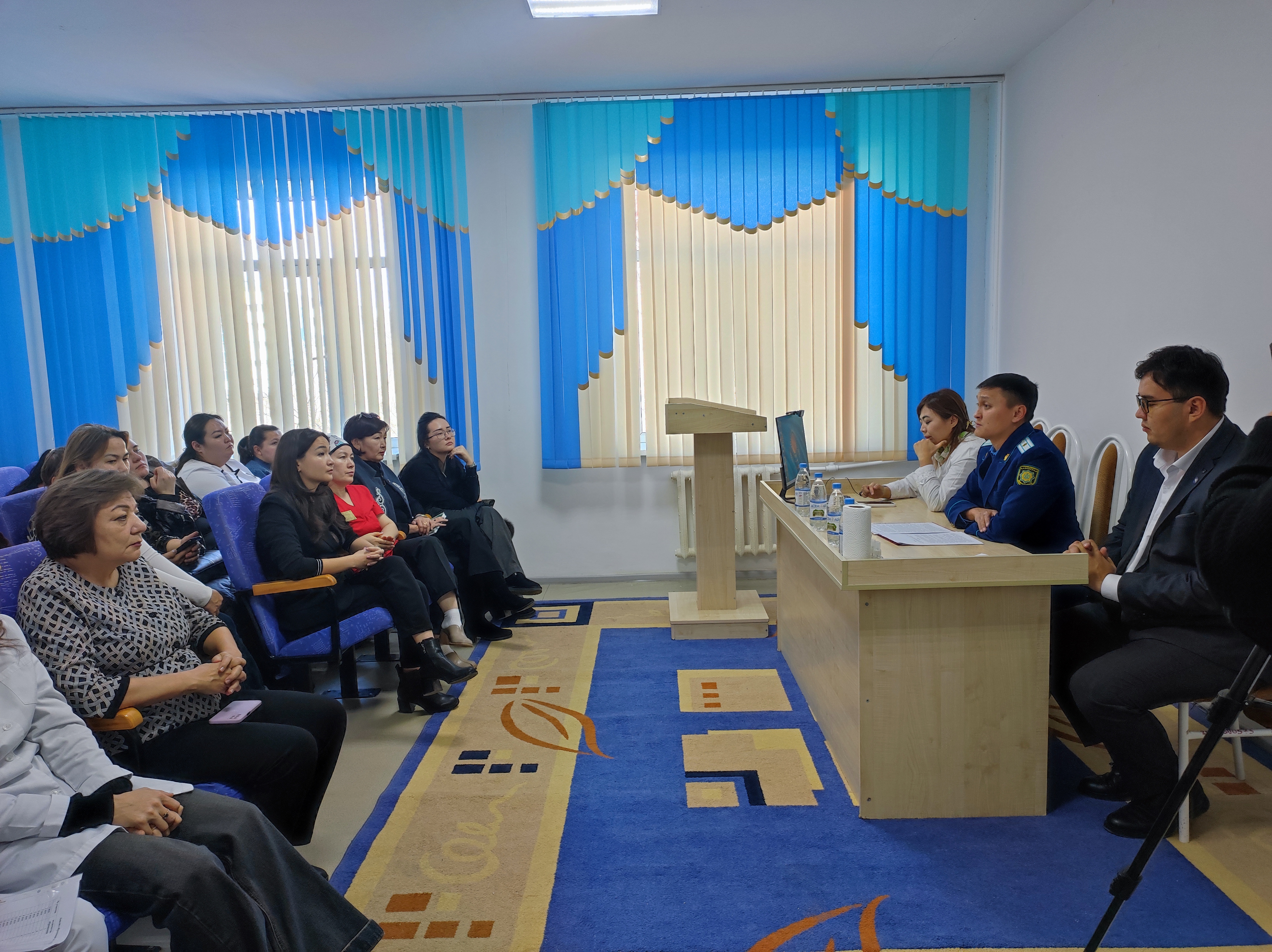 Сегодня, 05 ноября 2025 года, в КГП на ПХВ «Поликлиника г. Сатпаев» прошла совместная встреча с представителями прокуратуры и акимата. (2)